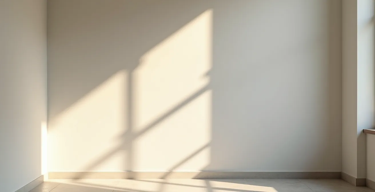 Parete italiana con gioco di luci e ombre che creano profondità visiva